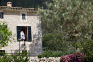Couple in bathrobes standing on sunny manor balcony - habitacion Hotel Monnaber - Hotel Rural Monnaber Nou Mallorca